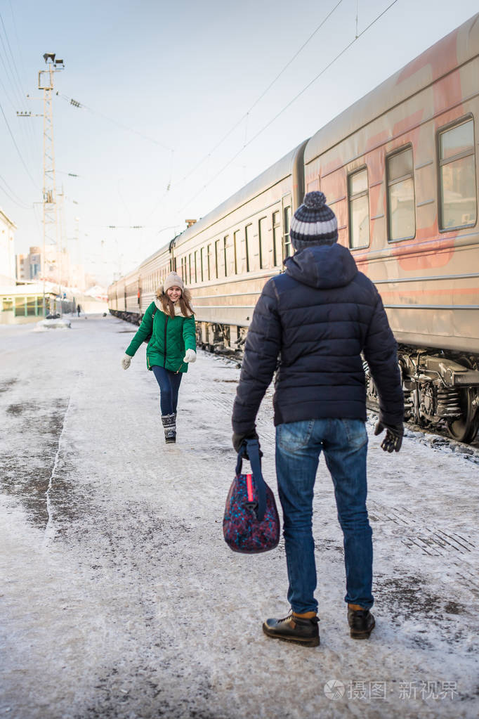 在寒冷的冬日里,一对夫妇在火车站附近的火车上相遇
