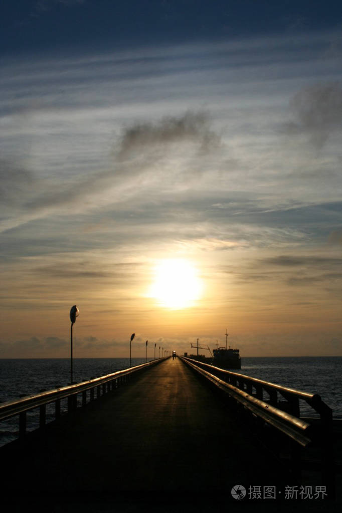 夕阳西下,色彩暖光桥,透视公路,进入远处,阳光反射景观