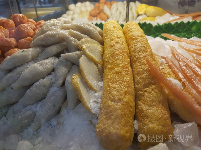 在餐厅前面展示泰国面条的鱼饼.