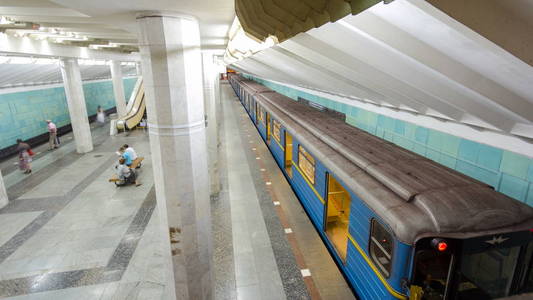 乌克兰西一列地下列车,从奥尔克西耶夫斯卡线上的metrobudivnikiv地铁