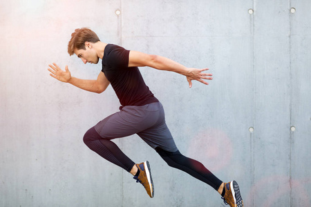 男人跑步跳跃动作图片-男人跑步跳跃动作素材-男人跑步跳跃动作插画
