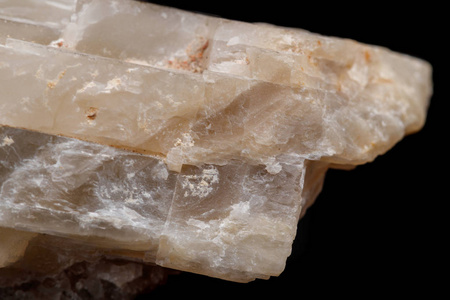 巨型矿物石月石黑色背景特写绿色彩色海报与火花和手捧