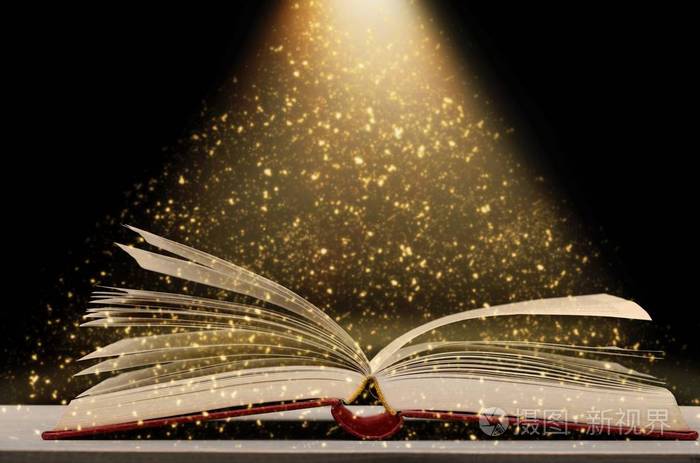 木制桌子上开着一本老式的书,上面有金色的发光