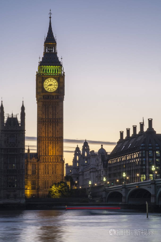 伦敦市中心日落时分的议会和大本钟