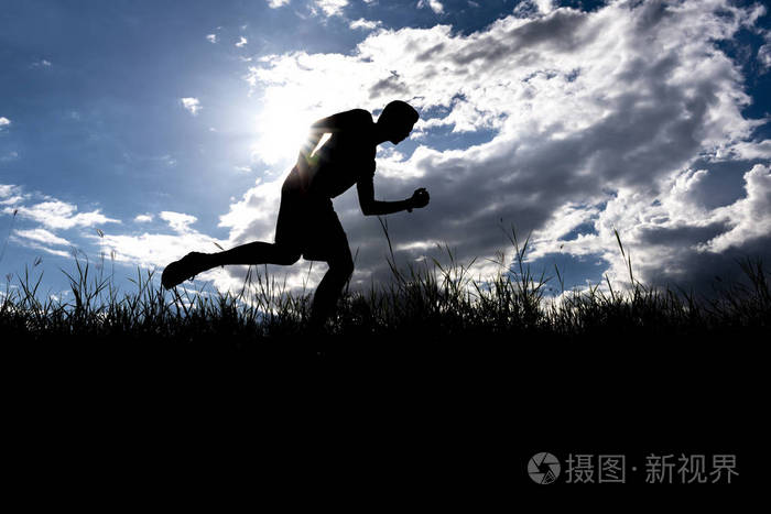 男人在户外跑步的剪影背景.