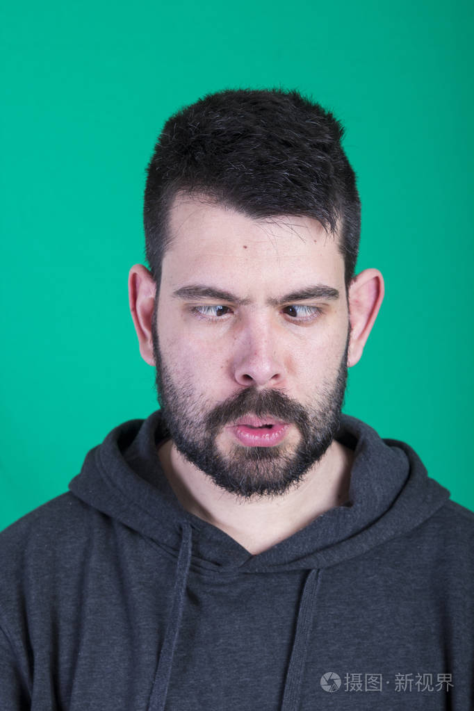 傻人的肖像用斜眼做滑稽的脸