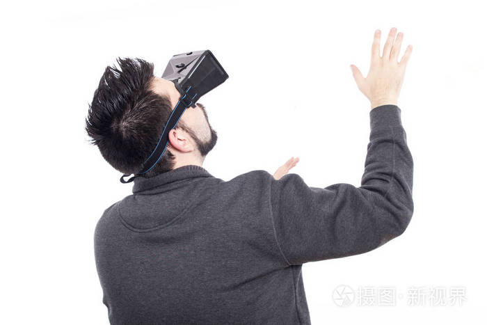 迷路的人戴着虚拟现实护目镜在白色工作室和手势照片 正版商用图片1situh 摄图新视界 迷路的人戴着虚拟现实护目镜在白色工作室和手势照片 正版商用图片1situh 摄图新视界
