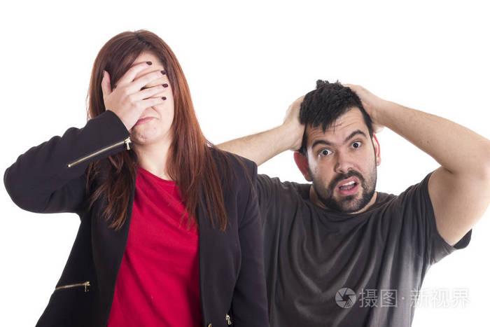 疯狂的惊奇男人双手抱头看镜头女人用手捂脸