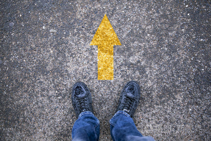 站着黄箭头的人向前进