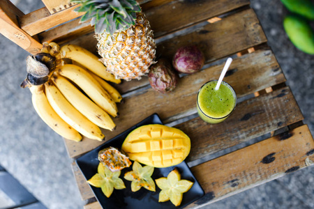 松树苹果, 香蕉, 杨桃和芒果站在木椅上, 猕猴桃鲜汁照片
