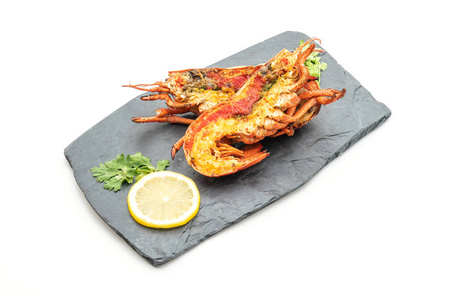 虾排烤龙虾排与柠檬分离白色背景照片