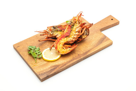 虾排烤龙虾排与柠檬分离白色背景照片
