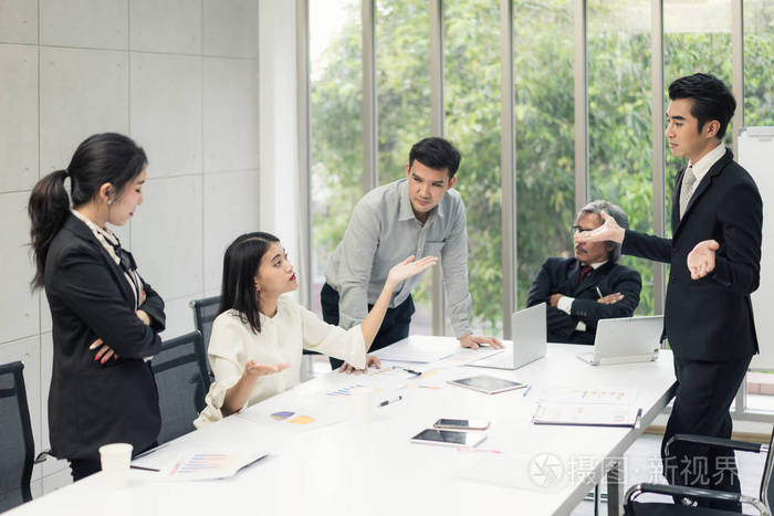 商务谈判男性伴侣争吵风趣随和的女人在紧张的情况下保持冷静用平静的