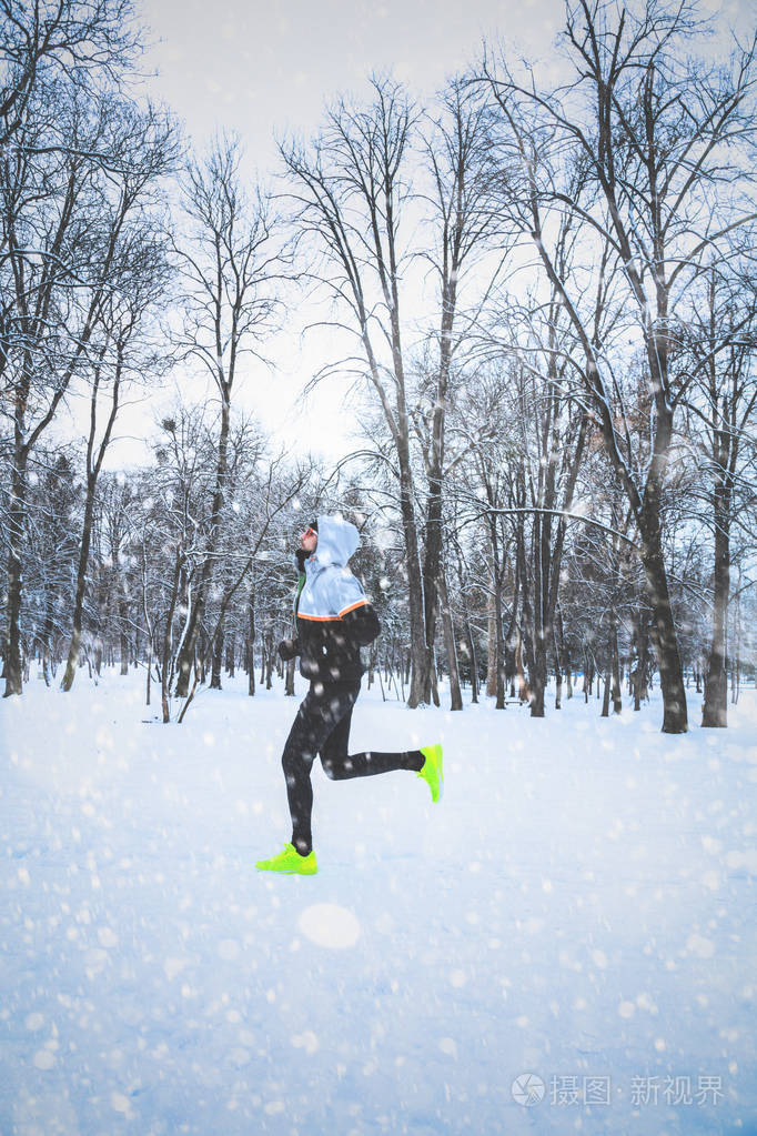 男子在雪地公园锻炼和户外跑步