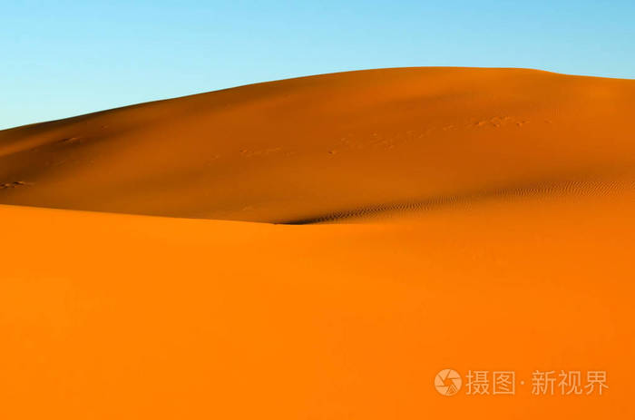蓝天背景下有橙色沙丘的沙漠