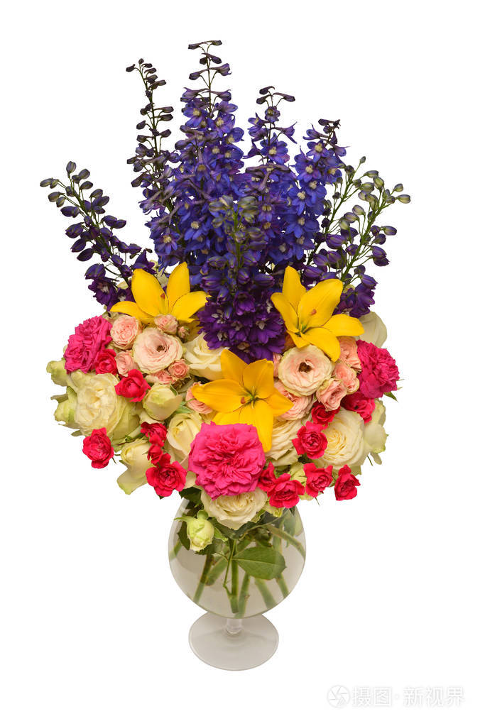 白色背景下分离的花瓶中的一束美丽的鲜花玫瑰百合花和精灵花型构图