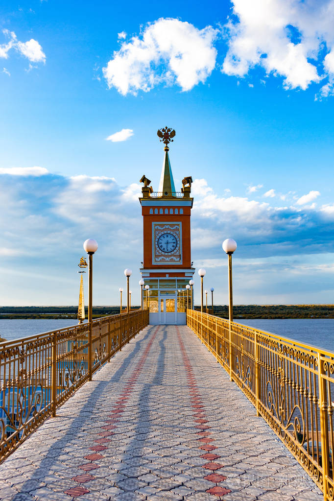 停泊在哈巴罗夫斯克市附近的乌苏里河上秋天