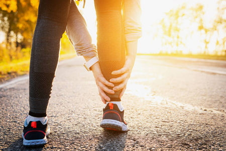 抱大腿表情包图片