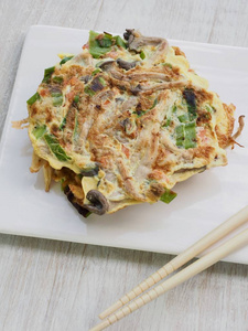 韩国风格的鸡蛋蘑菇煎饼图片
