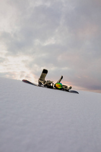 日落时滑雪板的粉末质地和设备图片