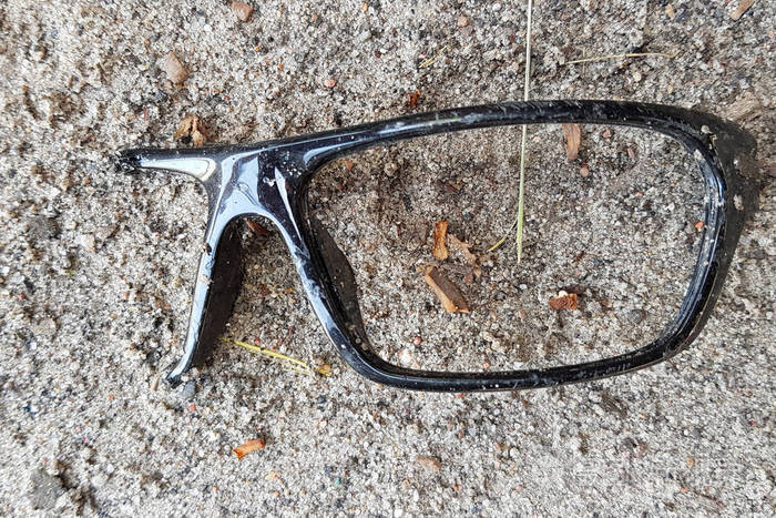 沙子中破碎的眼镜碎片视力不好