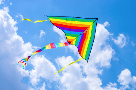 彩霞飞舞的风筝在天空中飞翔图片