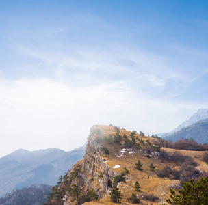 在多云的天空背景上登上山顶图片