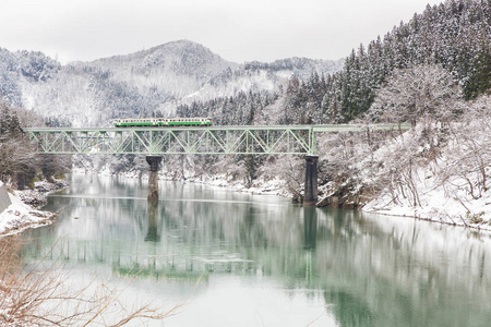 火车冬季景观雪桥上图片