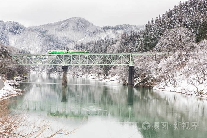 火车冬季景观雪桥上