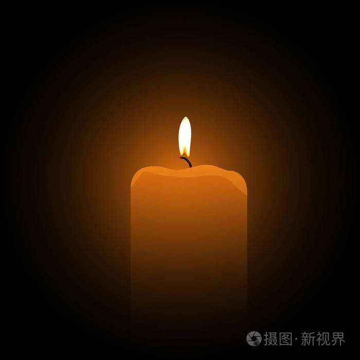 在黑暗的背景上燃烧蜡烛