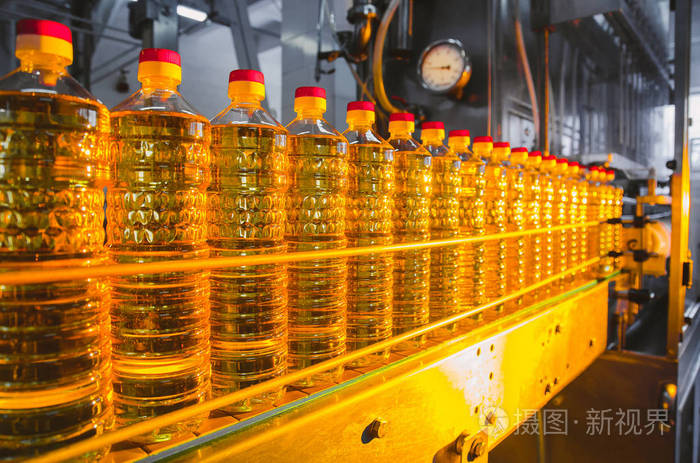 葵花籽油 葵花籽精炼油的工厂生产线和灌装 食品工业工厂输送机 照片 正版商用图片1sjqzj 摄图新视界 葵花籽油 葵花籽精炼油的工厂生产线和灌装 食品工业工厂输送机 照片 正版商用图片1sjqzj 摄图新视界