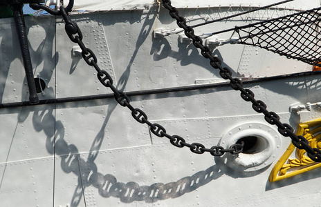 帆船船头的锚链图片