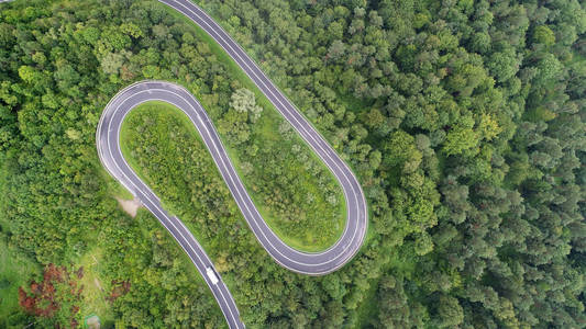 美丽的空中景观与弯曲的道路图片