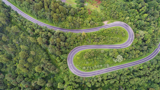 美丽的空中景观与弯曲的道路图片