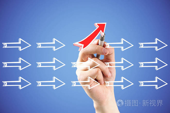 在蓝色背景上手绘不同的箭头领导和方向概念