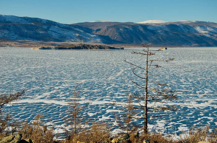 俄罗斯西伯利亚东部令人惊叹的梦幻般的贝加尔湖冰流