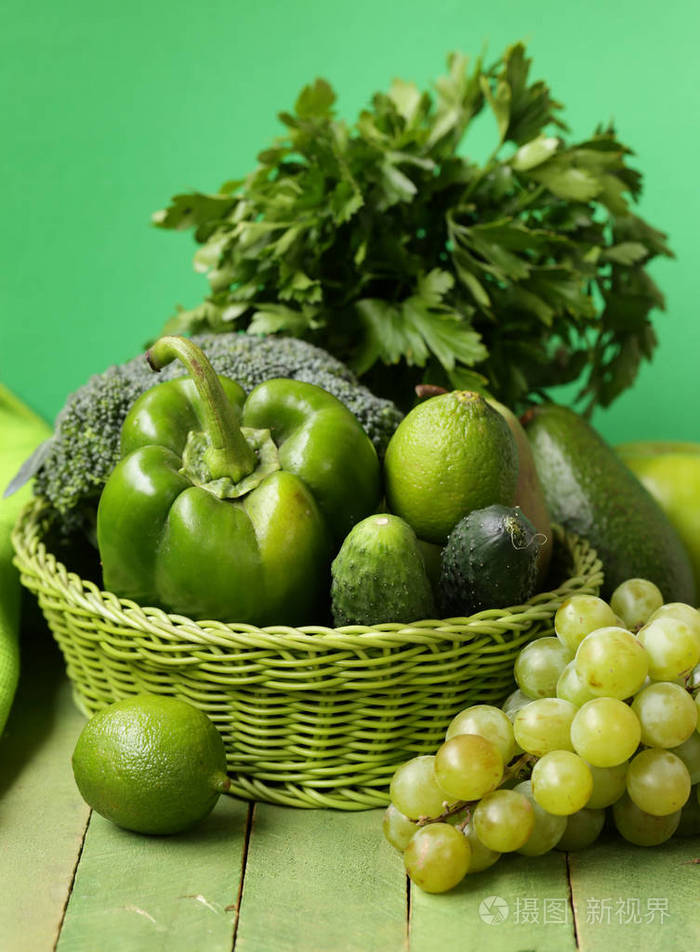 柳条篮子里的绿色蔬菜和水果