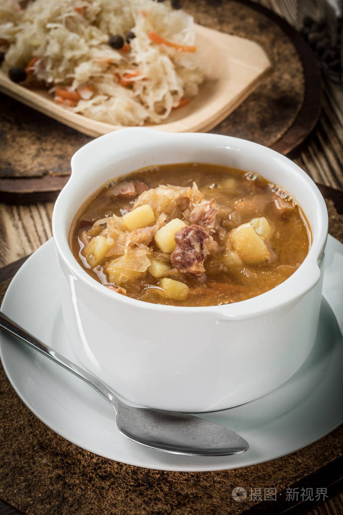 传统的俄罗斯酸白菜汤