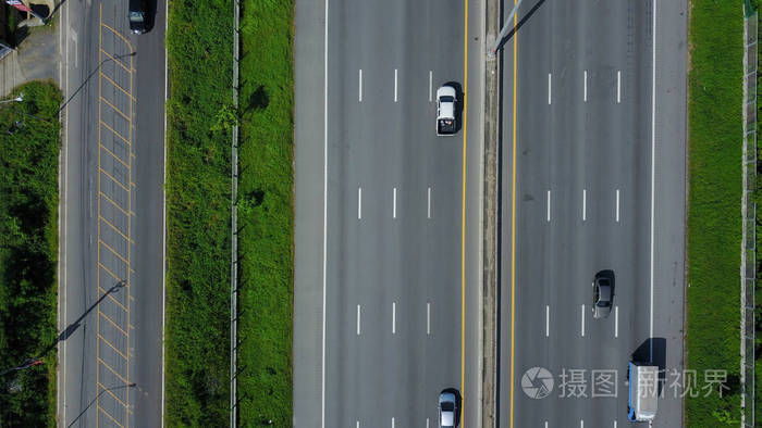 高速公路跨越乡村的鸟瞰图