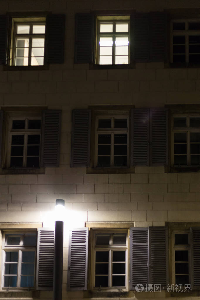 在斯图加特镇附近的德国南部城市的一个十月夜晚,历史的门面和窗户上