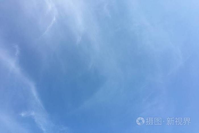 蓝天背景下的美丽云。天空云。蓝天伴多云天气，自然云..白云，蓝天和太阳