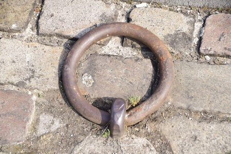 老金属环铁墙锈门圈古董钥匙石古董孤立钢纹理安全马的历史照片