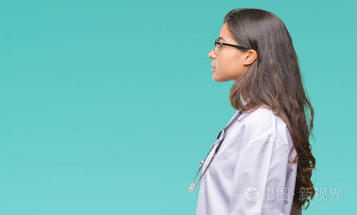 年轻的阿拉伯医生女人在孤立的背景下,看着侧面放松的轮廓,自然的脸