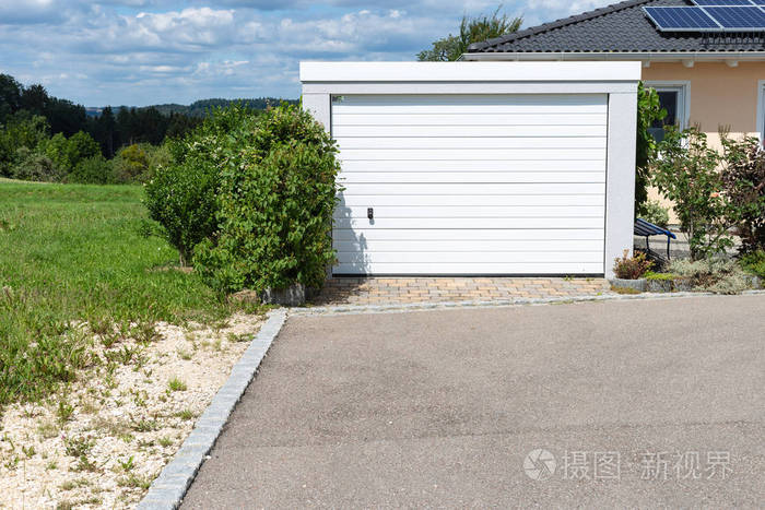 靠近斯图加特市的德国南部农村现代入口区和车库