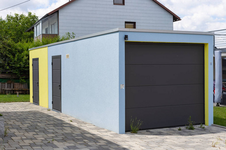 靠近斯图加特市的德国南部农村现代入口区和车库照片