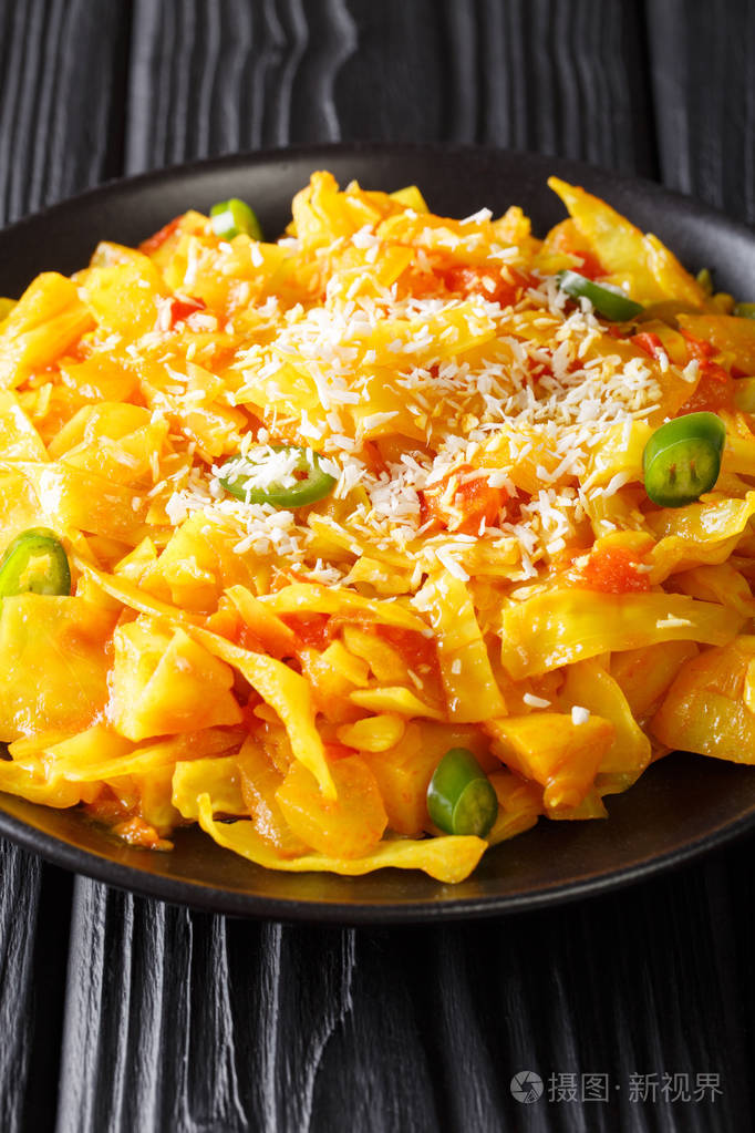 香辣咖喱卷心菜蔬菜和椰子特写在pl