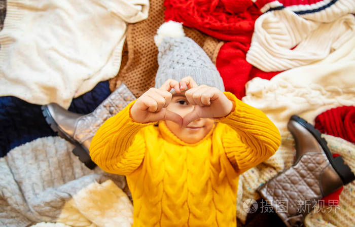 这孩子穿着冬天的衣服. 选择性聚焦. 冬天.