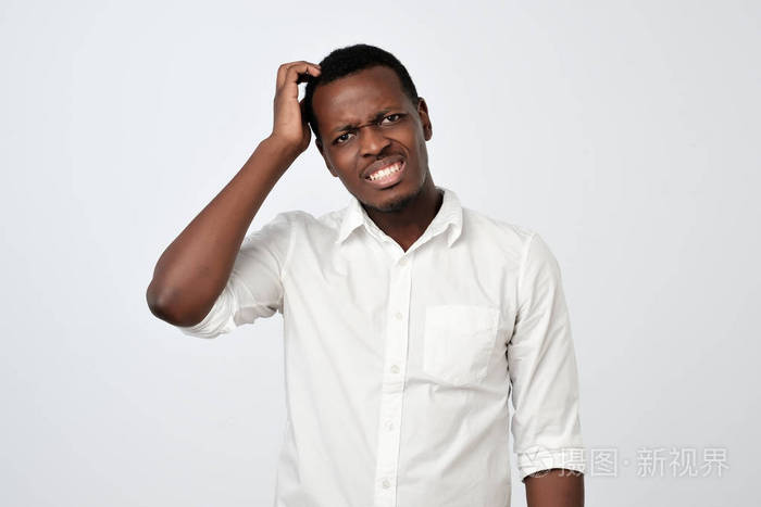 紧张的怀疑非洲男性有疑惑看要作出认真的决定