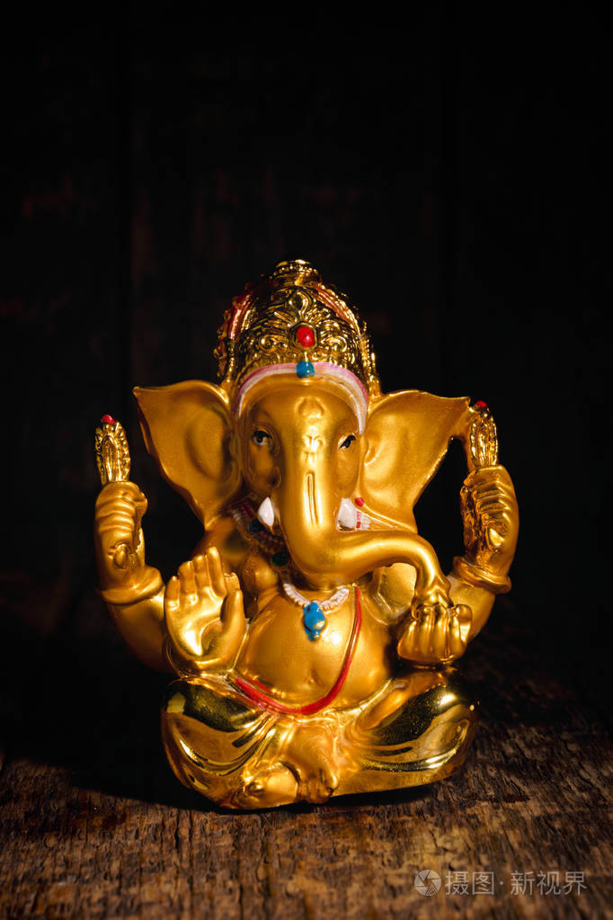 象头神雕像上白