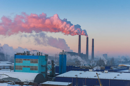 化学排放到大气中. 来自工业管道的蒸汽.照片